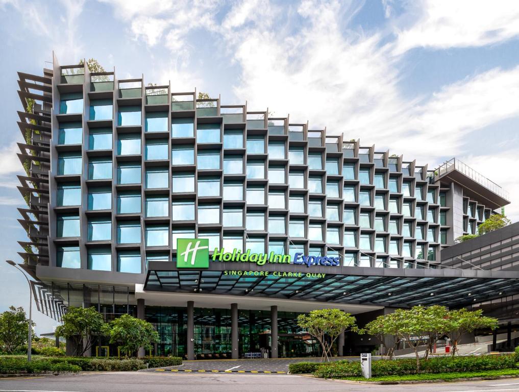新加坡Holiday Inn Express Singapore Clarke Quay, an IHG Hotel的前面有标志的建筑