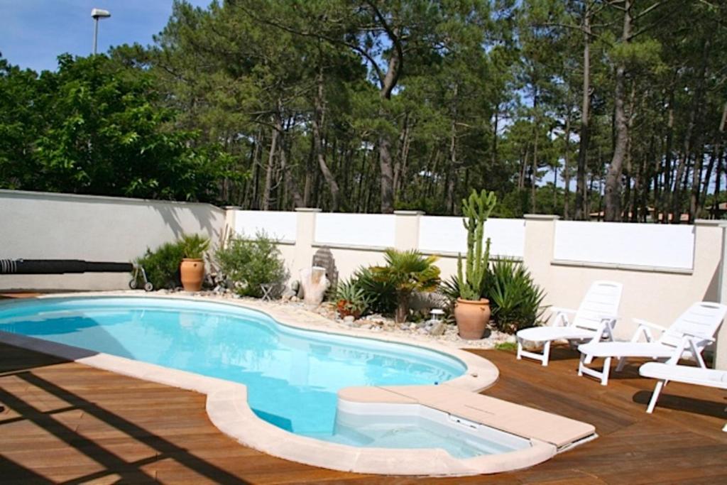 乌尔坦Villa with pool & nice terraces close to the beach的后院的游泳池,带椅子和围栏