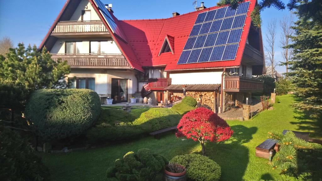 考斯赛力克Apartamenty-Wynajem pokoi Zbigniew Tylka的一座房子,屋顶上设有太阳能电池板