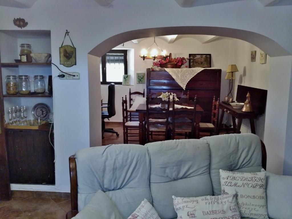 维罗维-德欧纳Casa Rural "Can Abres" Vilobi d`Onyar Girona的带沙发的客厅和用餐室