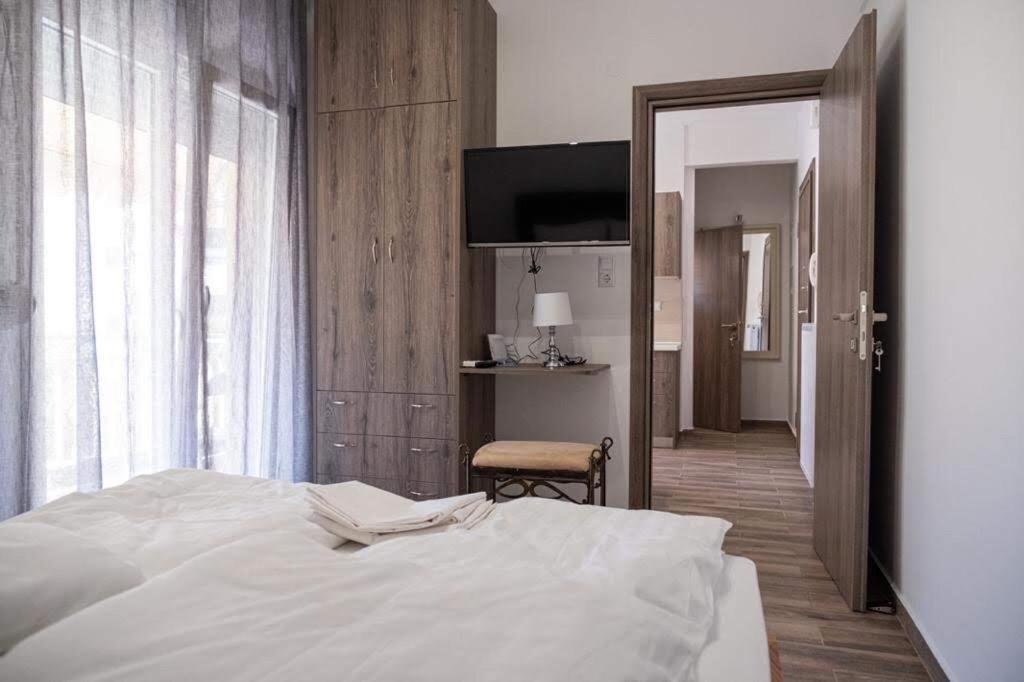 兹拉马Apartment One的卧室配有白色的床和窗户。