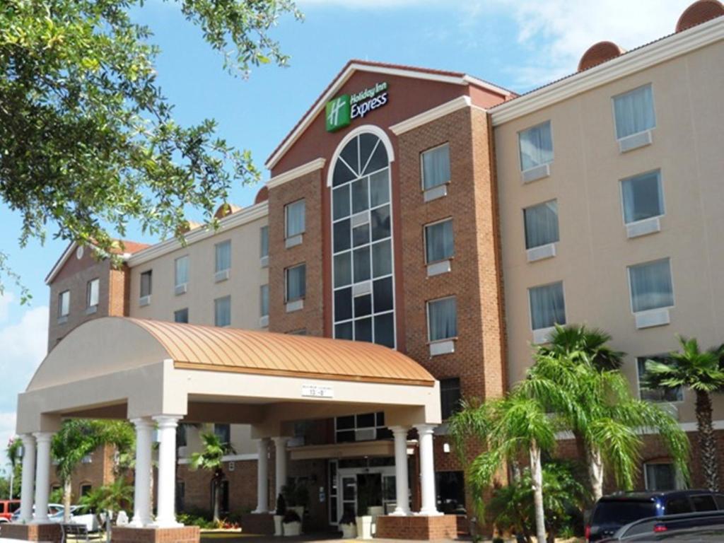 奥兰治城Holiday Inn Express Hotel & Suites Orange City - Deltona, an IHG Hotel的酒店前方的 ⁇ 染