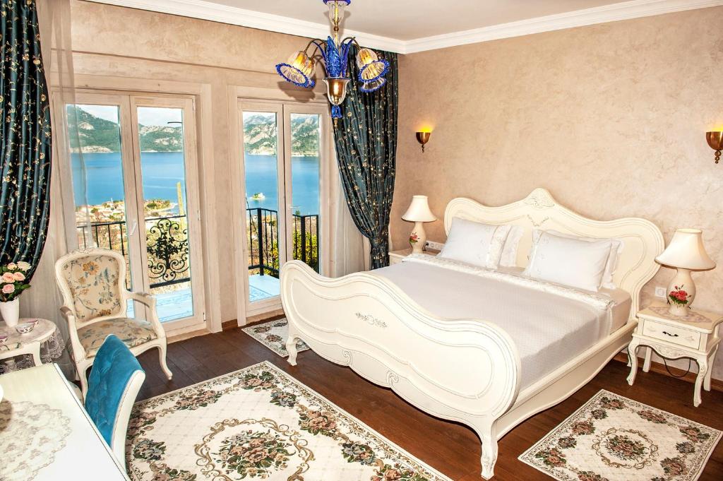 塞利米耶天鹅湖酒店 - 仅限成人的一间带一张白色大床的卧室和一个阳台