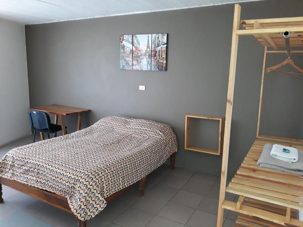 贾拉普Posada Loreto Xalapa的一间卧室配有一张床、镜子和梯子