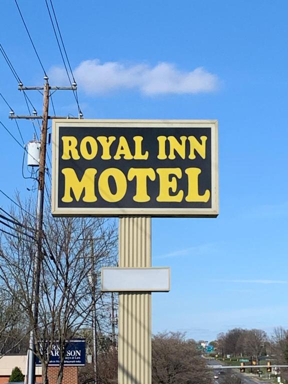 夏洛茨维尔Royal Inn Motel-Charlottesville的 ⁇ 上皇家旅馆的一个标志
