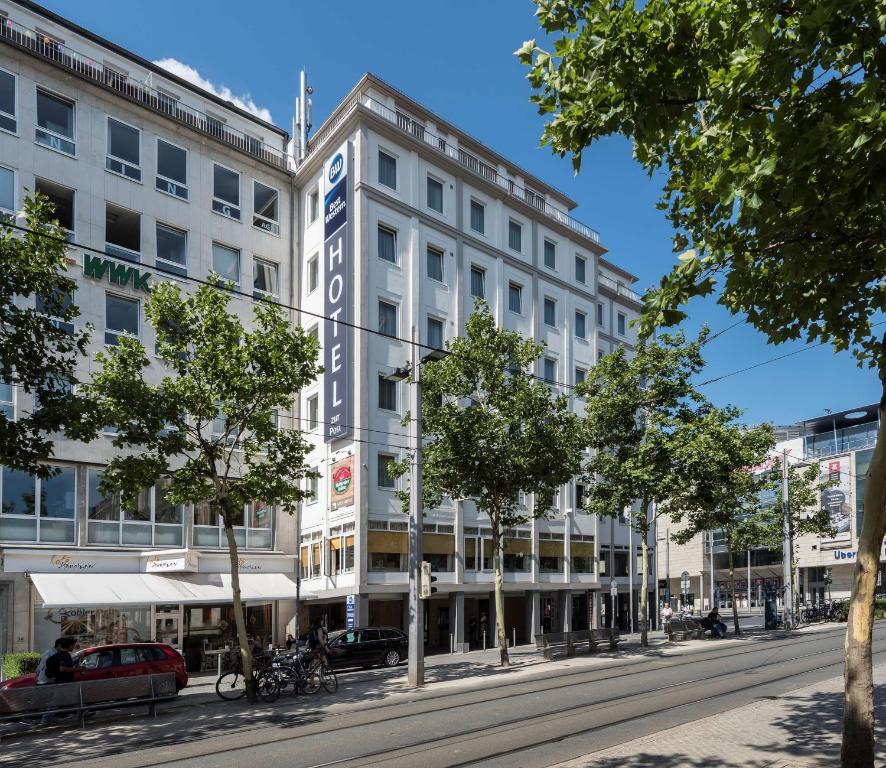 不莱梅祖尔帕斯特贝斯特韦斯特酒店的一条城市街道上的白色大建筑