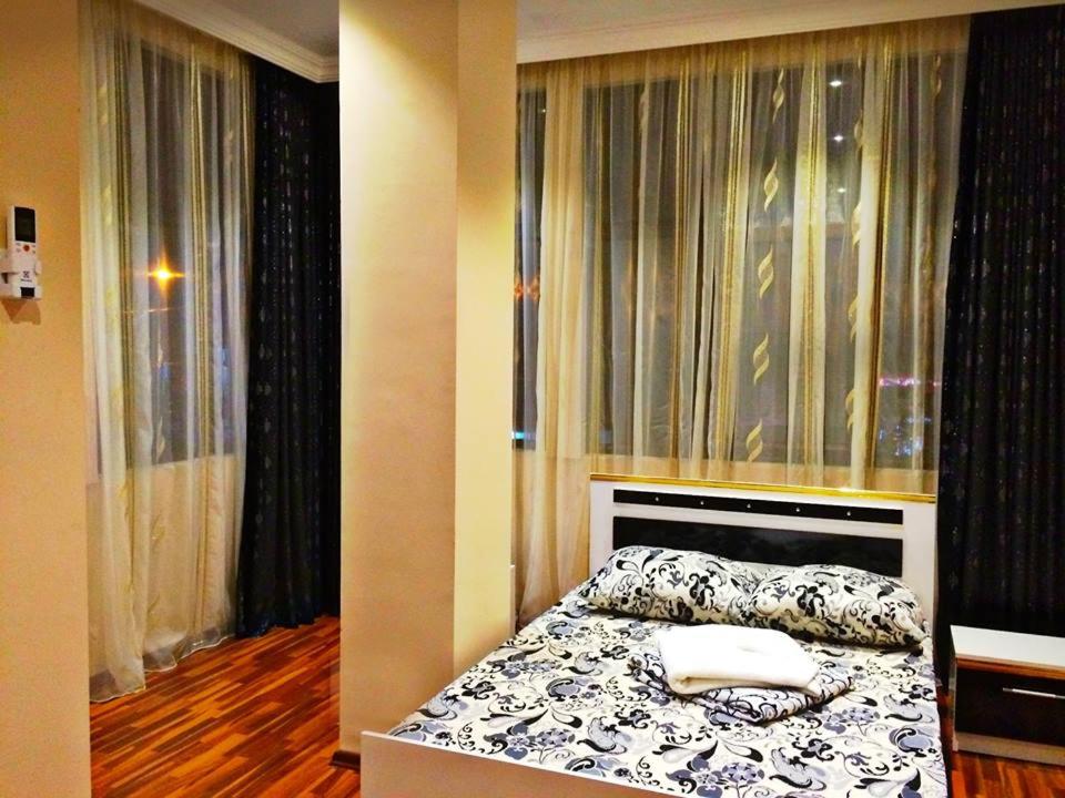 巴统Golden House的一间卧室设有一张床和一个窗口