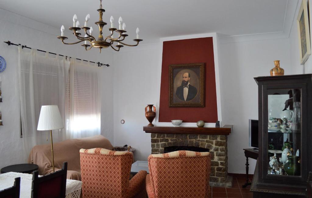 扎哈拉Casa de Belén的客厅设有壁炉和吊灯。