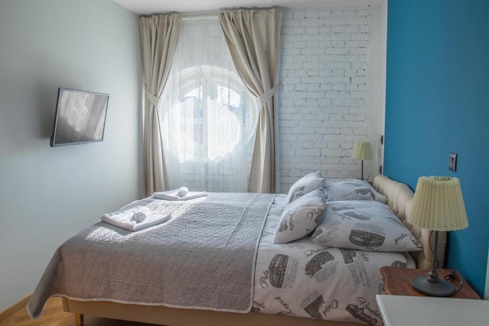 武科瓦尔Domestic House Lola的一间卧室设有一张床和一个窗口