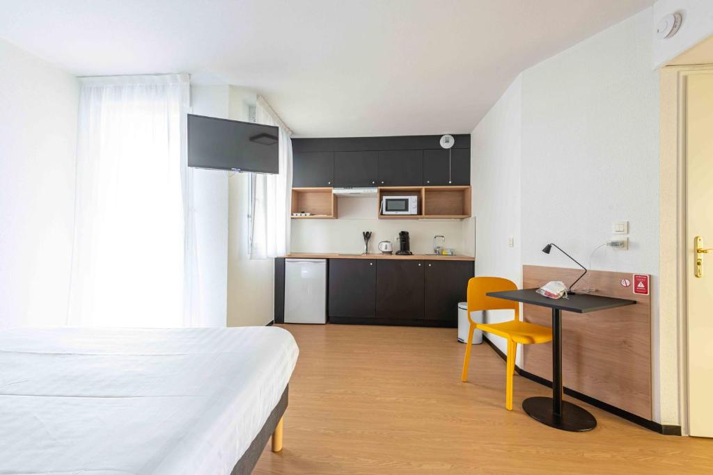 Apparthotel Le Hüb Grenoble的厨房或小厨房
