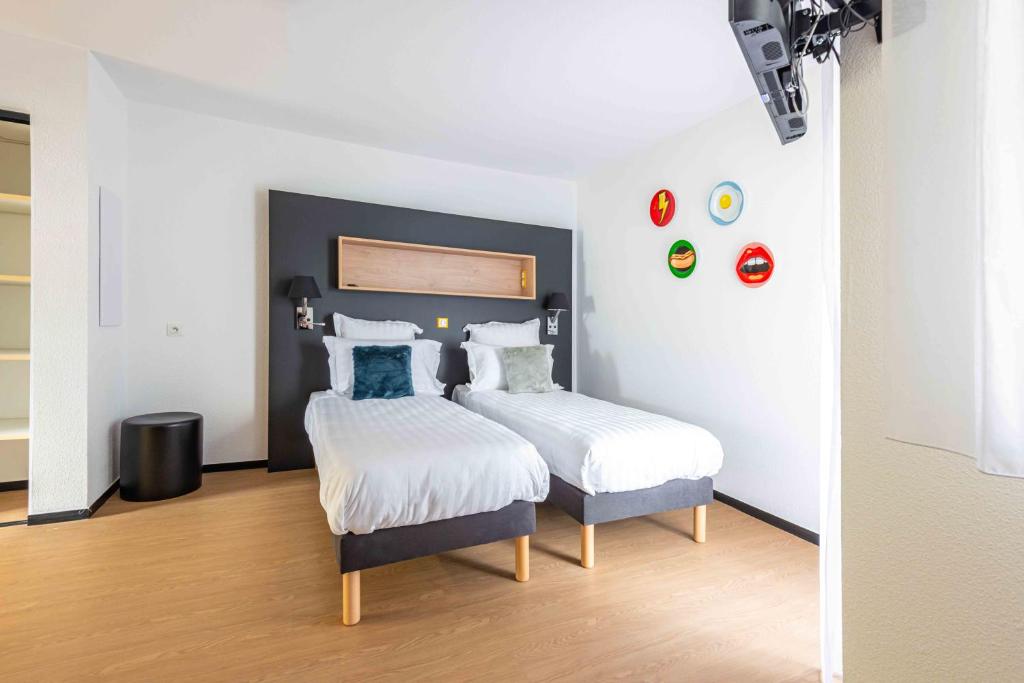 Apparthotel Le Hüb Grenoble客房内的一张或多张床位