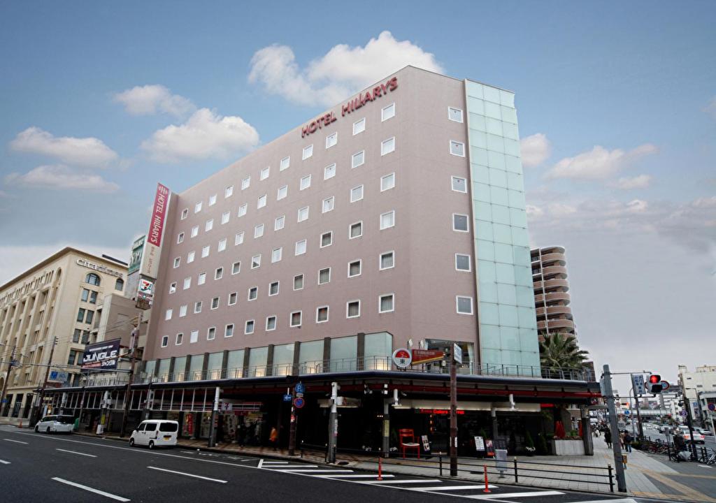 大阪西乐雷斯酒店的城市街道上一座大型建筑