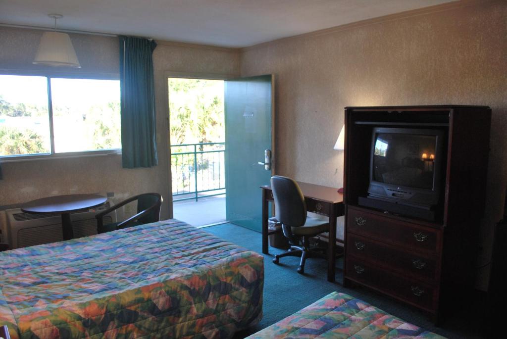 莱克兰百思特莱克兰汽车旅馆的酒店客房配有一张床、一台电视和一张书桌。