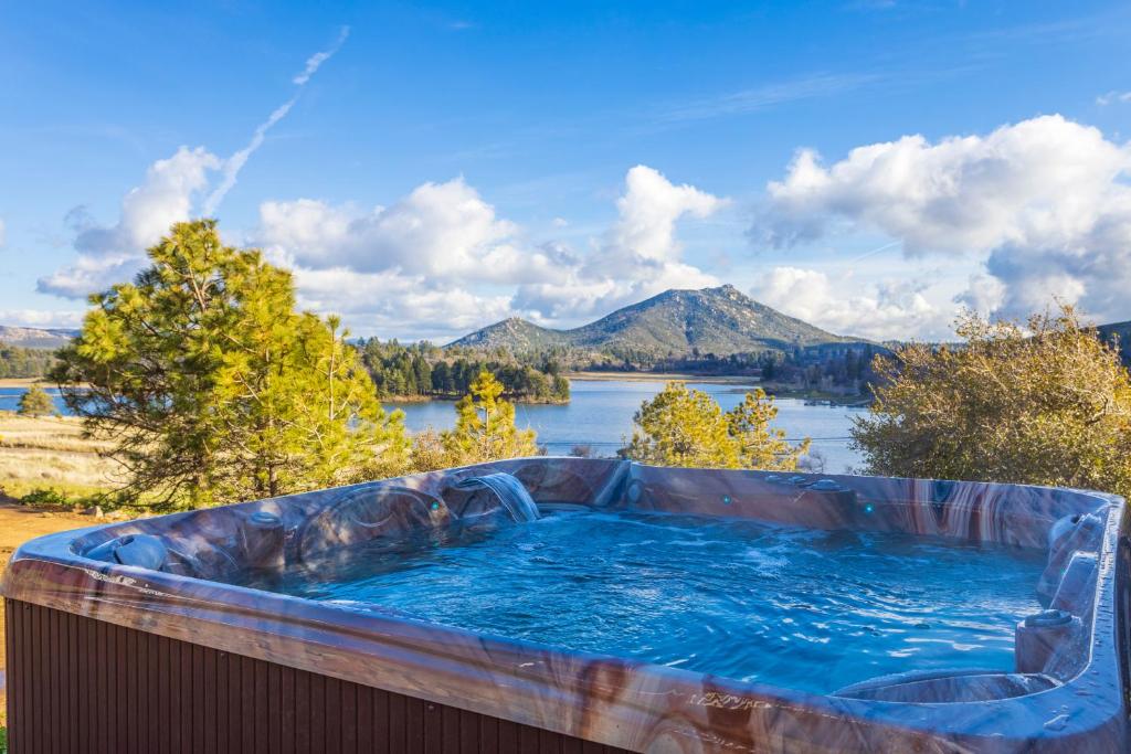 朱利安Quiet Mind Mountain Lodge, Retreat & Spa的享有湖泊和山脉美景的热水浴池