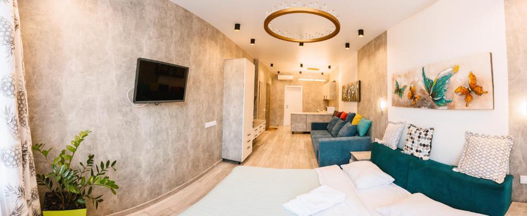基辅Royal Tower Luxurious Smart Residence (1)的客厅配有沙发和墙上的电视