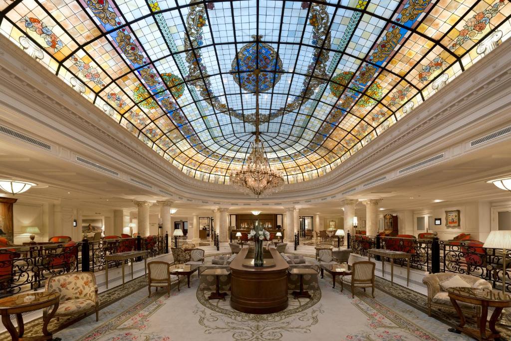 托莱多欧洲之星布埃纳维斯塔宫酒店的大型大堂设有大型彩色玻璃天花板