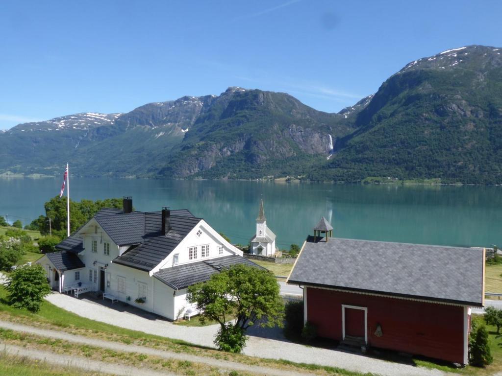 Høyheimsvik内斯加尔酒店的享有房子和湖边教堂的空中景色