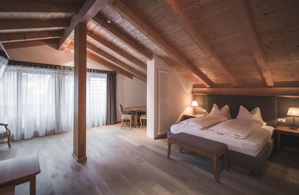 拉松迪索托阿尔本霍夫酒店的一间卧室设有一张大床和木制天花板