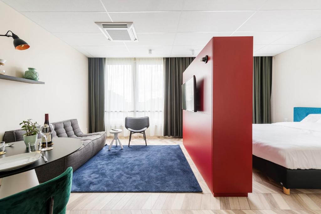 布鲁塞尔ROXI The Urban Residence Brussels的酒店客房,配有床和沙发