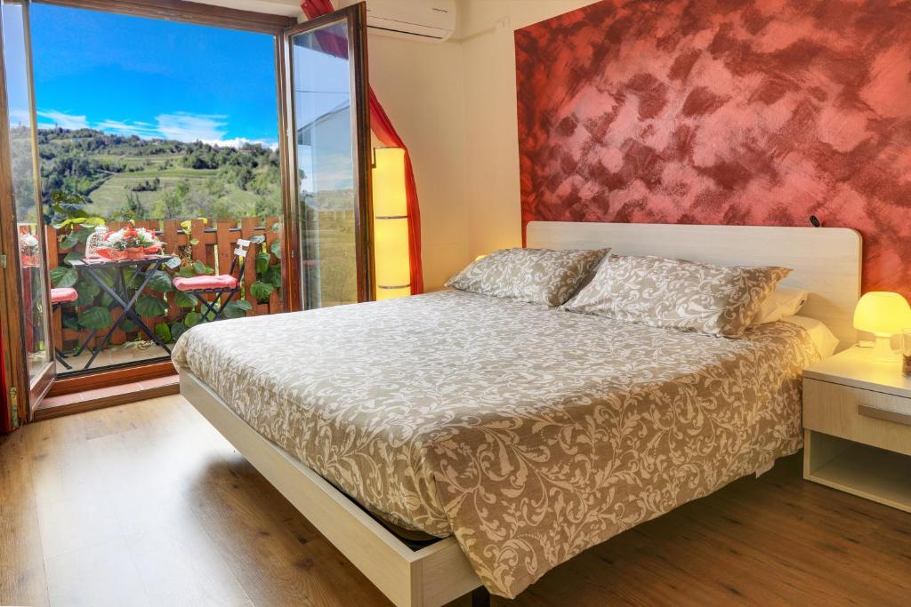 San Floriano del Cóllio达罗索旅馆的一间卧室设有一张床和一个大窗户