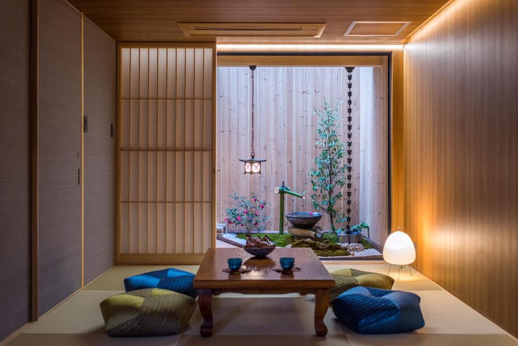 京都TABITABI STAY MOONLIGHT的客厅设有桌子和大窗户