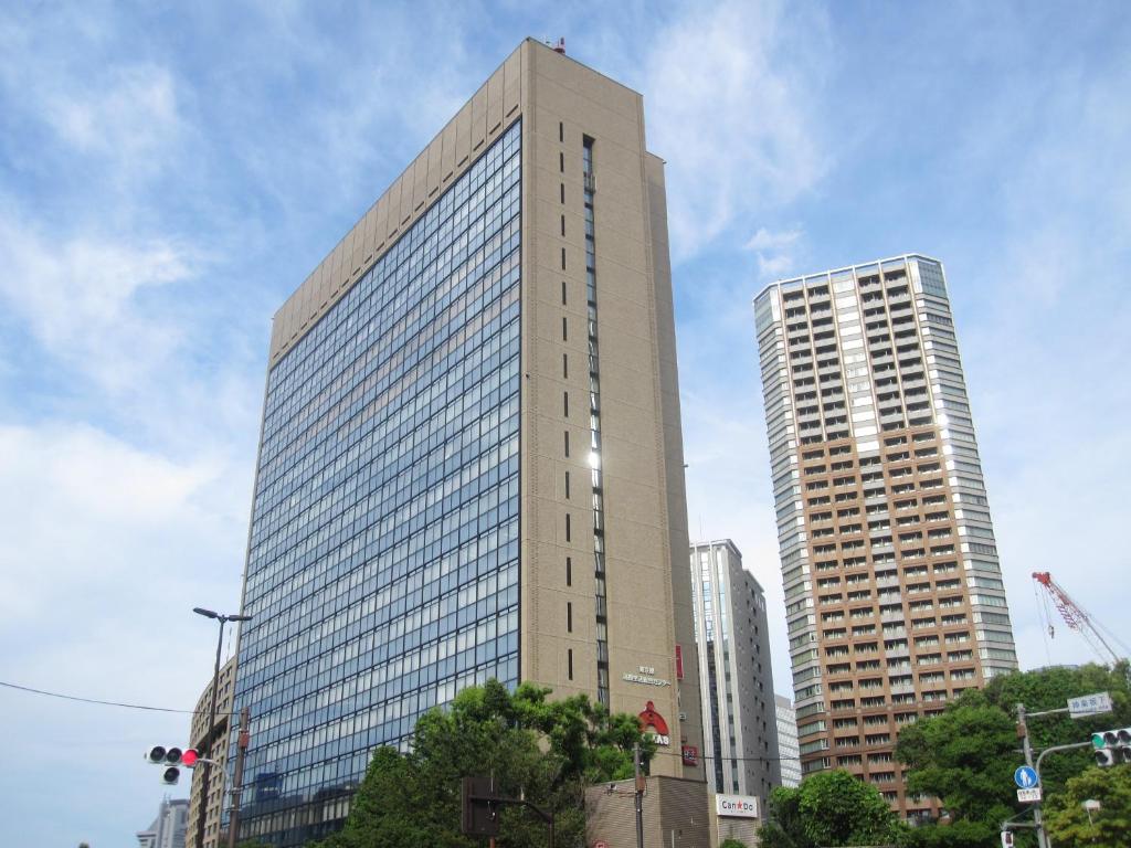 东京东京中央青年旅舍 的一座高大的建筑,有两座高大的建筑
