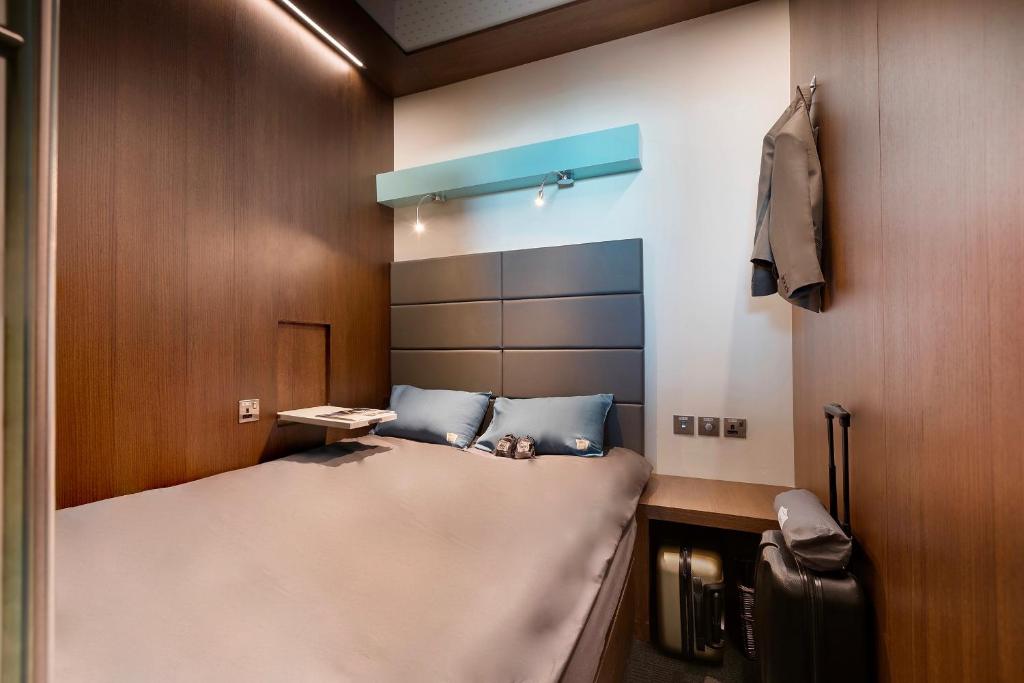 迪拜sleep 'n fly Sleep Lounge, A-Gates Terminal 3 - TRANSIT ONLY的一间小房间,房间内设有一张床
