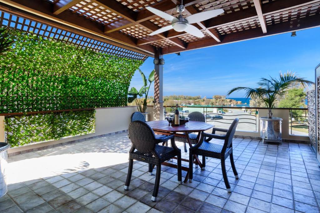 加藤-达拉特索Xenios Dias Luxury Apartments With Sea View的美景庭院内的桌椅