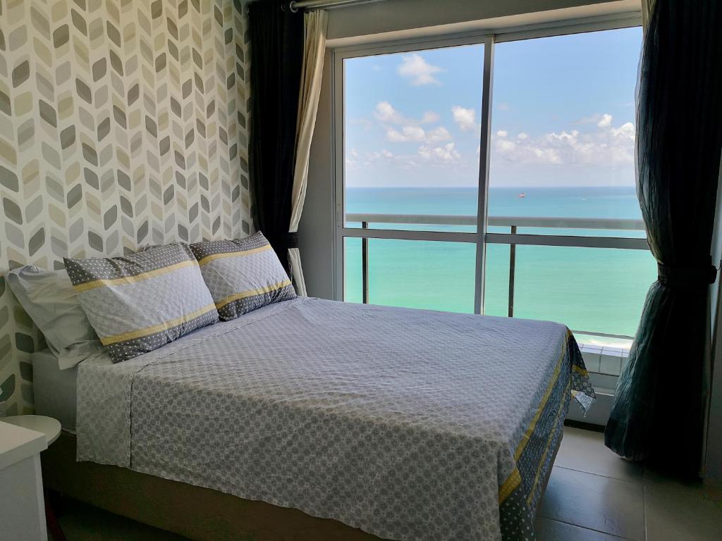 福塔莱萨Modern Beachfront Apartment w. Magnificent Seaview的一间卧室设有一张床,享有海景