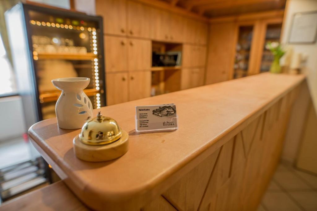 利托梅日采木屋酒店的厨房里的柜台,有花瓶和价格标签