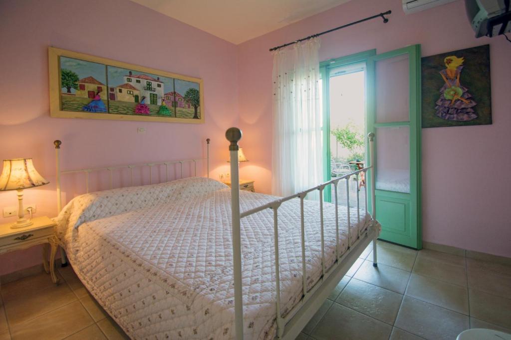 KastrisiánikaAnemohadi Apartments的一间卧室设有一张床和一个窗口