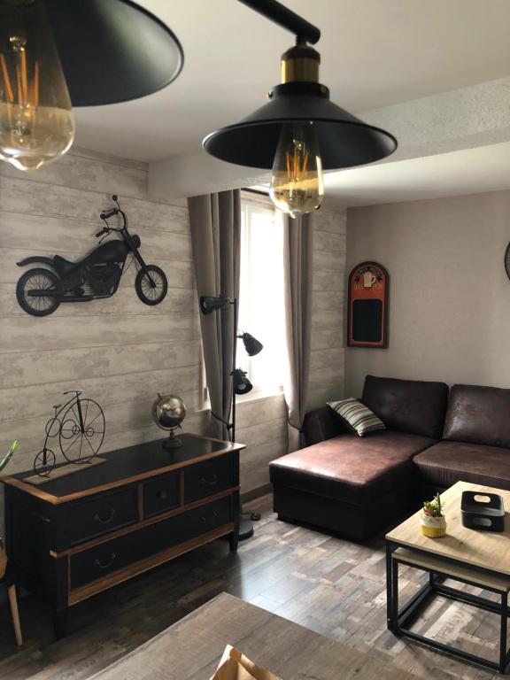 AumaleLe velocipede的客厅配有沙发和壁挂摩托车