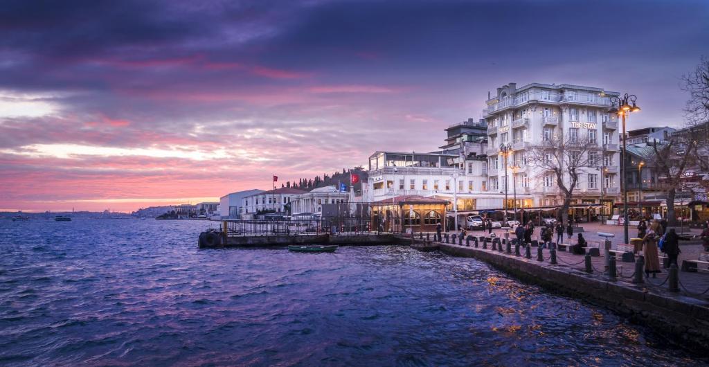 伊斯坦布尔博斯普鲁斯海峡住宿酒店的黄昏时,水体旁边的建筑物