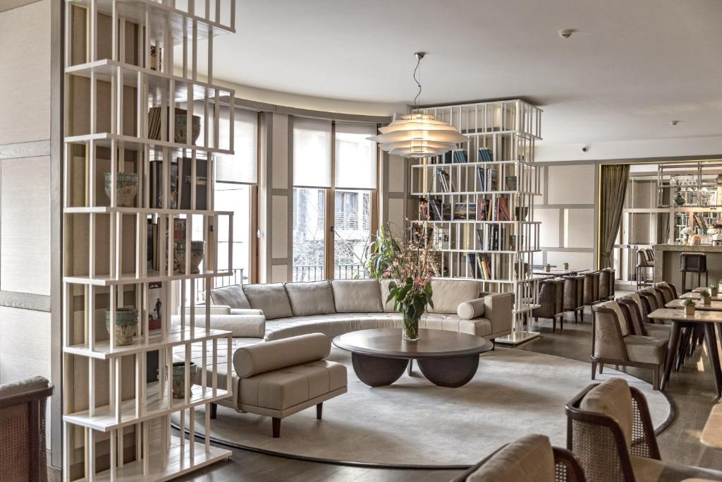 伊斯坦布尔尼桑塔斯酒店的客厅配有沙发和桌子