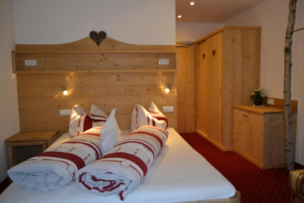 马兰扎豪斯乐霍夫酒店的一张带木制床头板和枕头的床