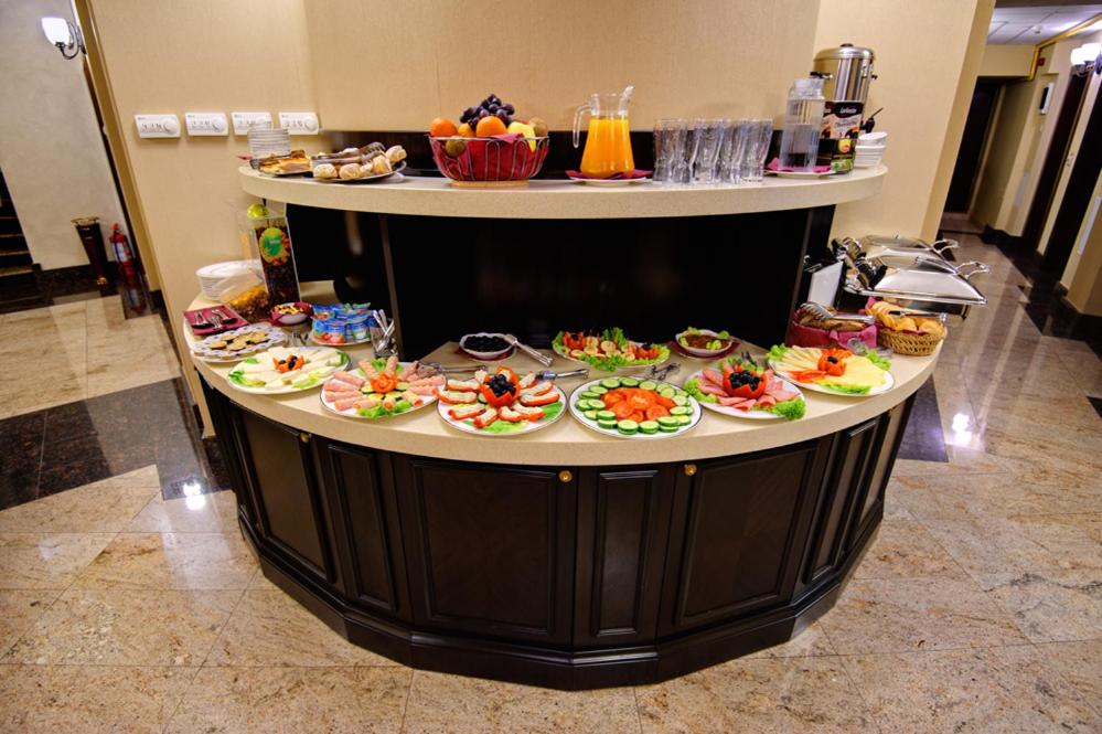 康斯坦察卡罗尔酒店的餐桌上放有食物盘子的桌子