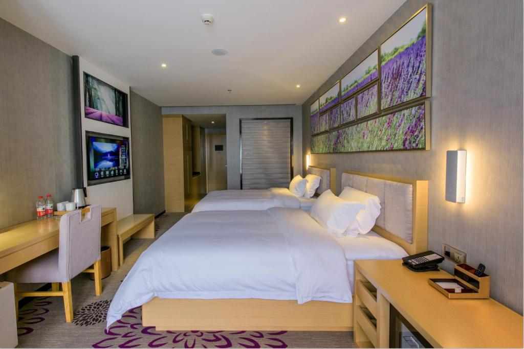 成都麗枫酒店·成都双流国际机场店的酒店客房配有两张床和一张书桌