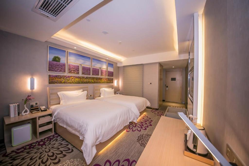 三亚麗枫酒店·三亚步行街店的一间大卧室,内配一张白色的大床
