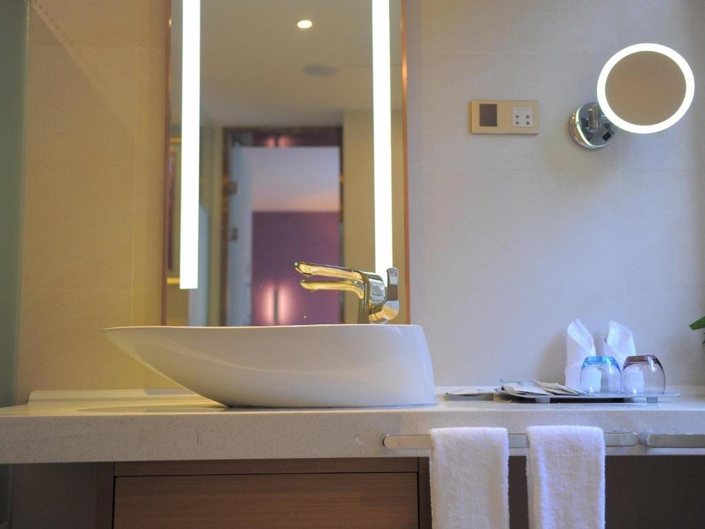 桂林麗枫酒店·桂林火车站店的一间带水槽和镜子的浴室