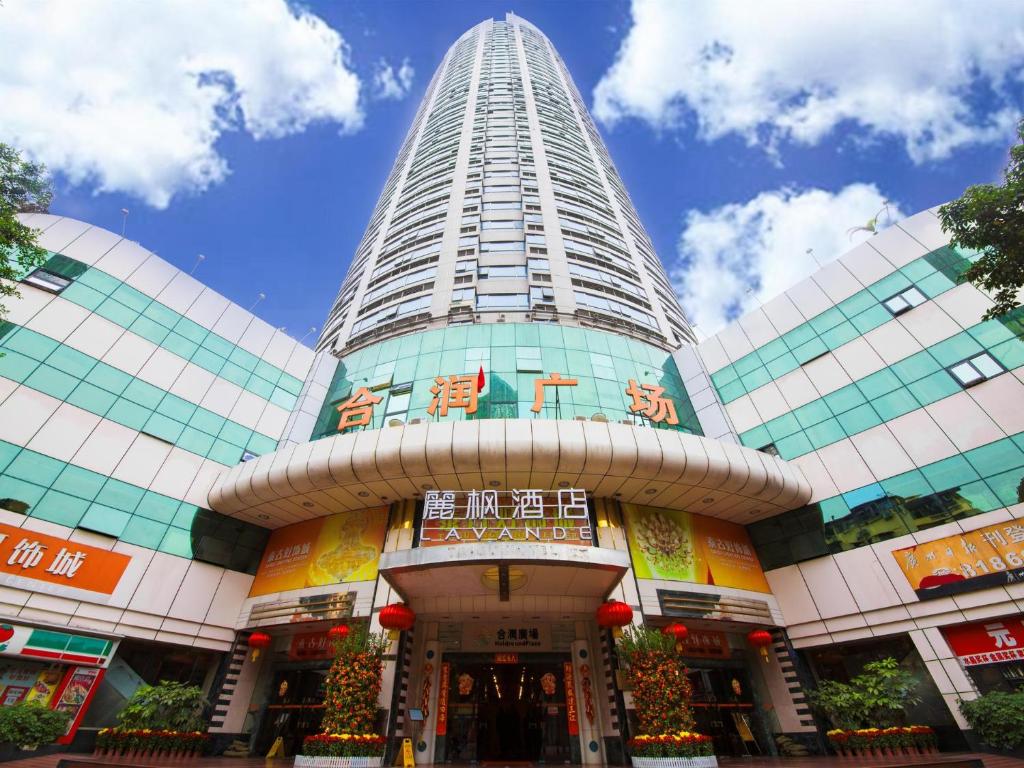 广州麗枫酒店·广州北京路步行街海珠广场地铁站店的前面有圣诞树的高楼