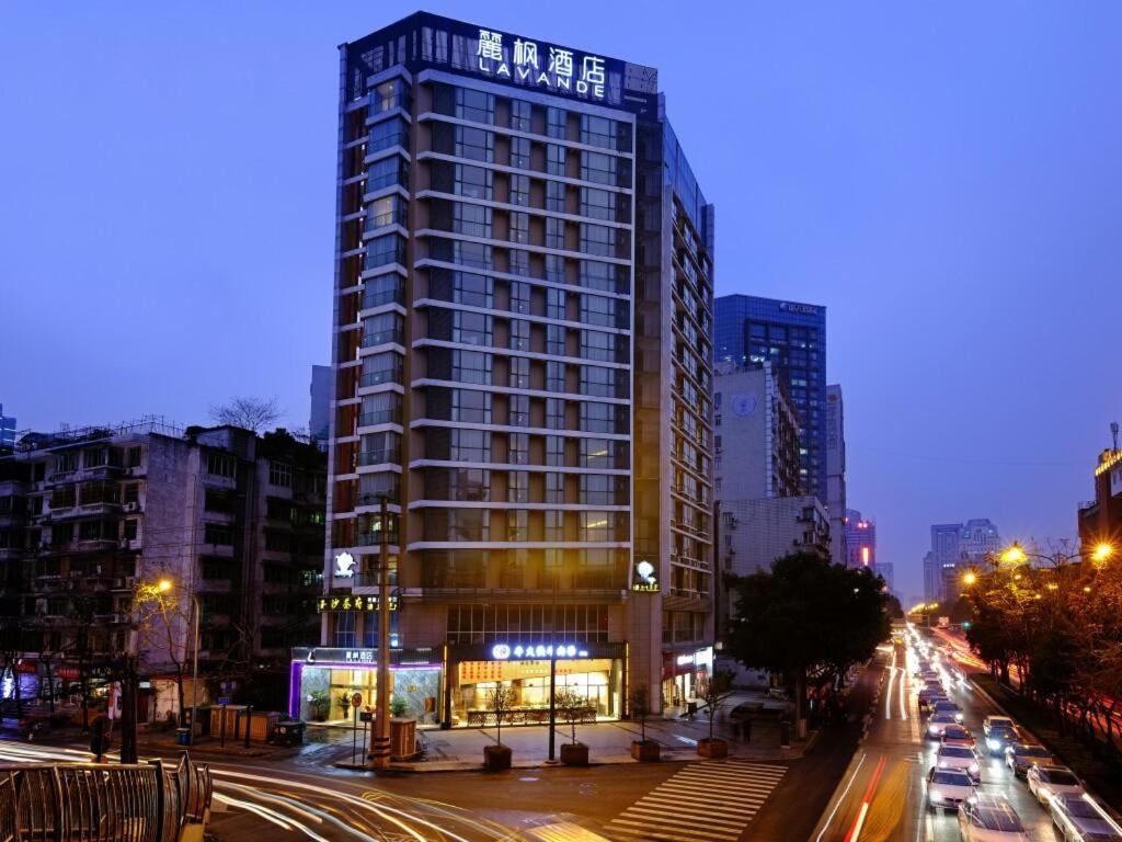 成都麗枫酒店·成都春熙路店的夜幕降临的城市街道上一座高楼