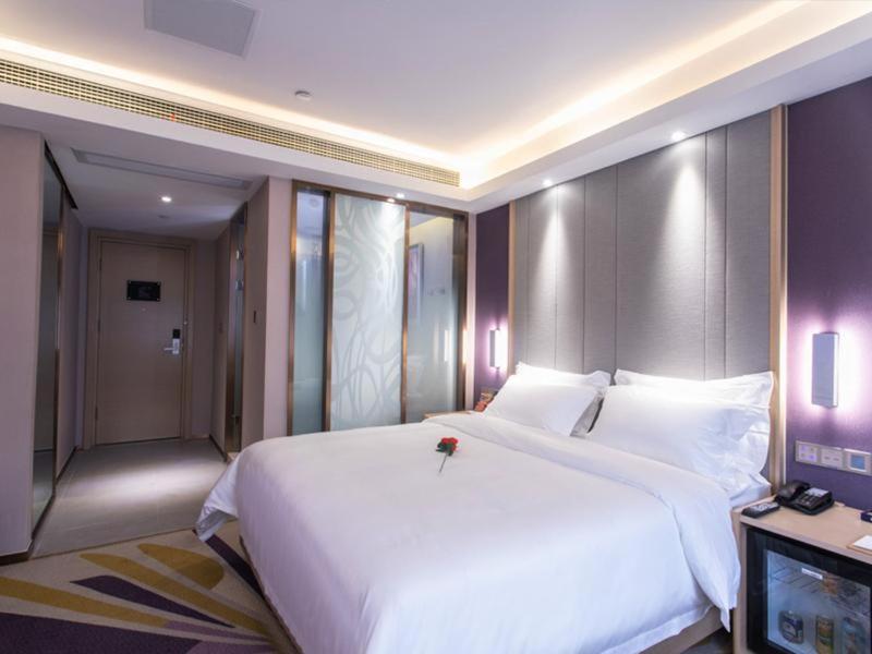 苏州麗枫酒店·苏州独墅湖高教区店的卧室配有一张白色大床和电视。