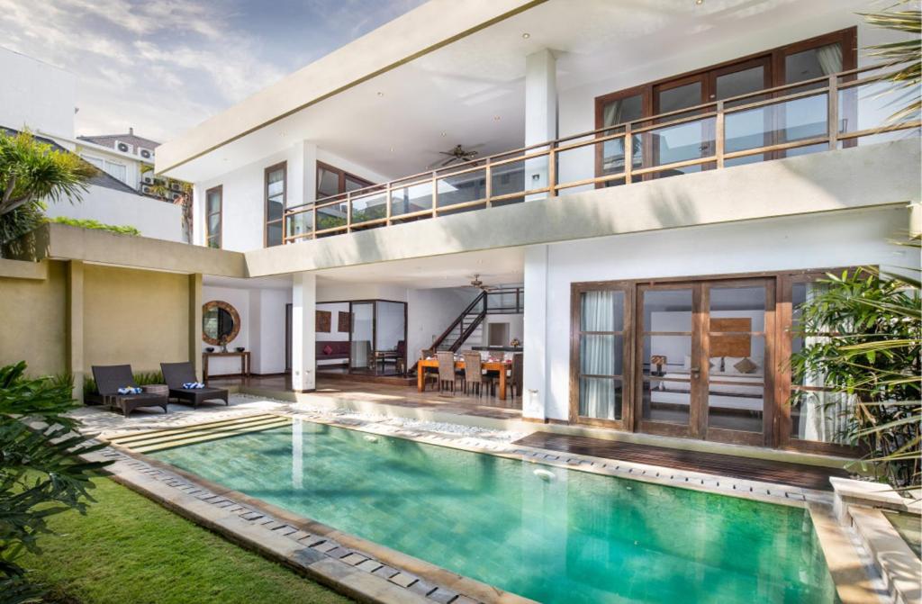 塞米亚克Danoya Private Luxury Residences的享有带游泳池的房屋外部景致