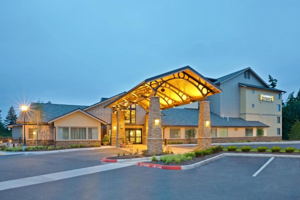 马科尔蒂奥Staybridge Suites Everett - Paine Field, an IHG Hotel的停车场内有灯光拱门的房屋