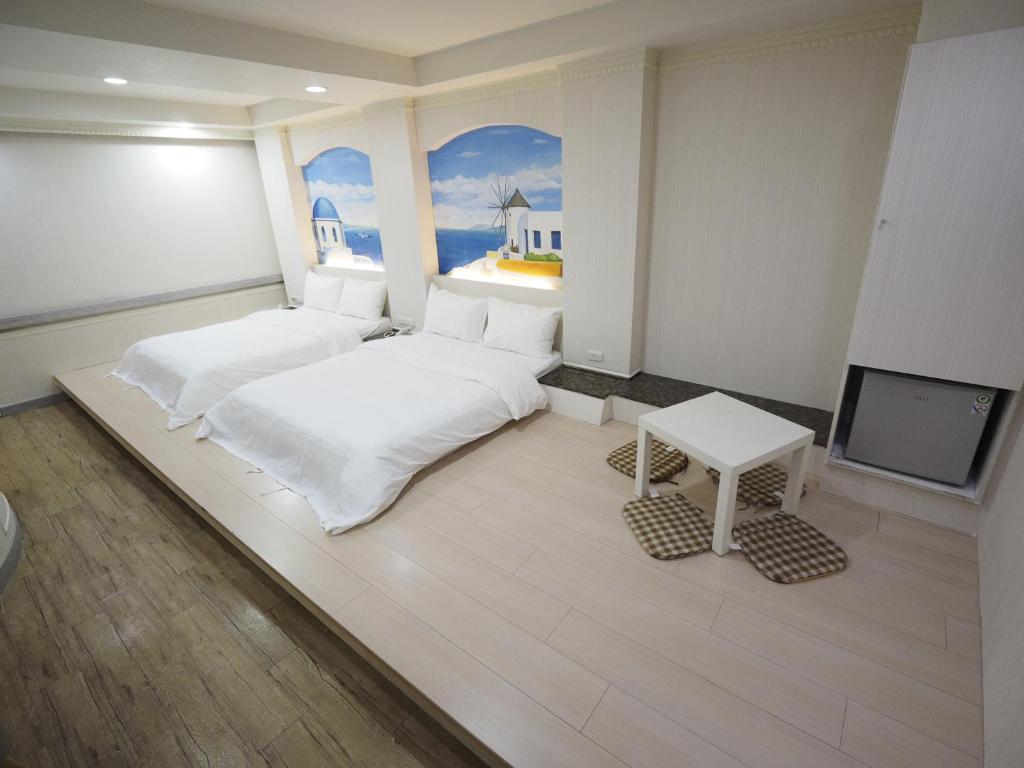 新竹合悅都會商旅 Heyue HOTEL的客房设有两张床和一台平面电视。
