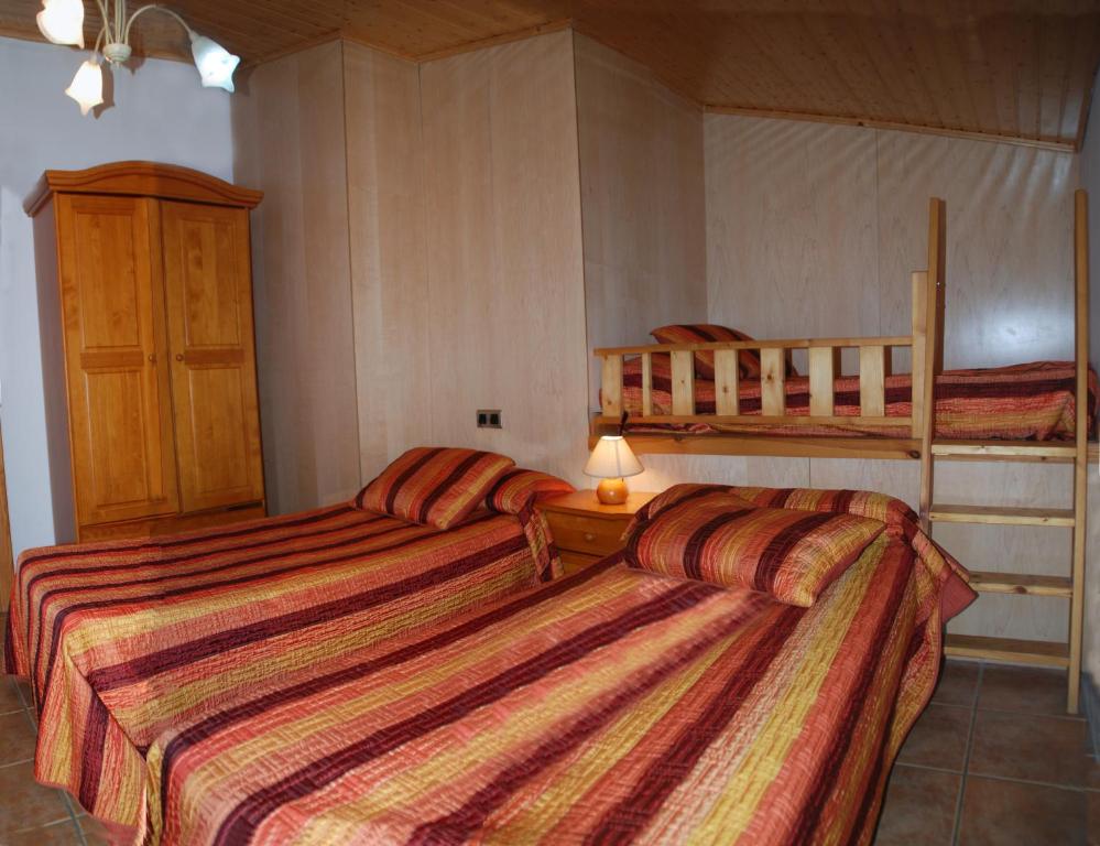 贝塞特Casa La Catalina II的带两张双层床的客房中的两张床