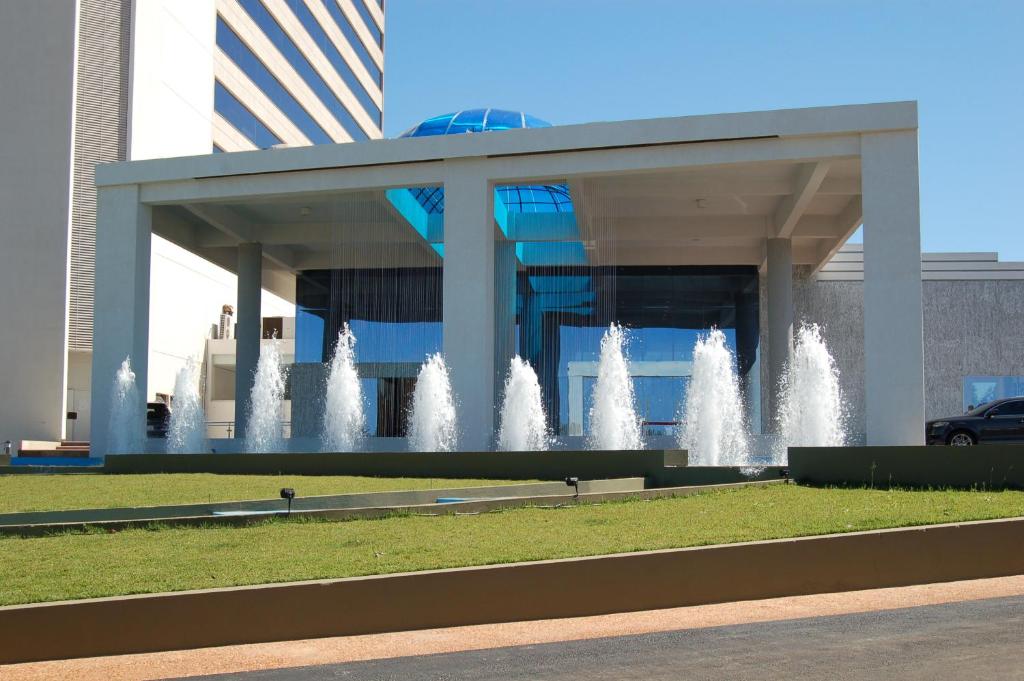 埃斯特城Nobile Hotel Convention Ciudad Del Este的建筑物前的一组喷泉