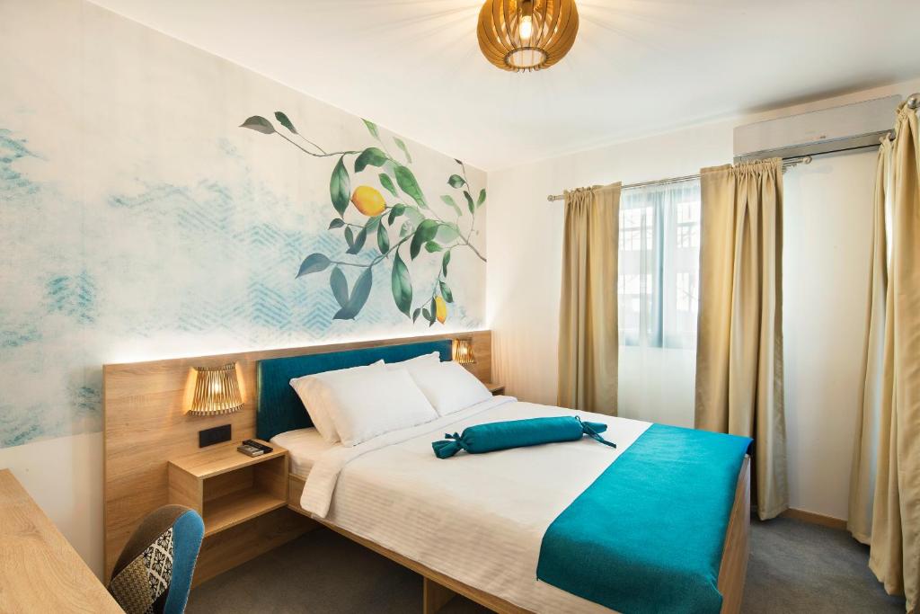 布德瓦Villa Kentera的一间卧室配有一张带蓝色枕头的床