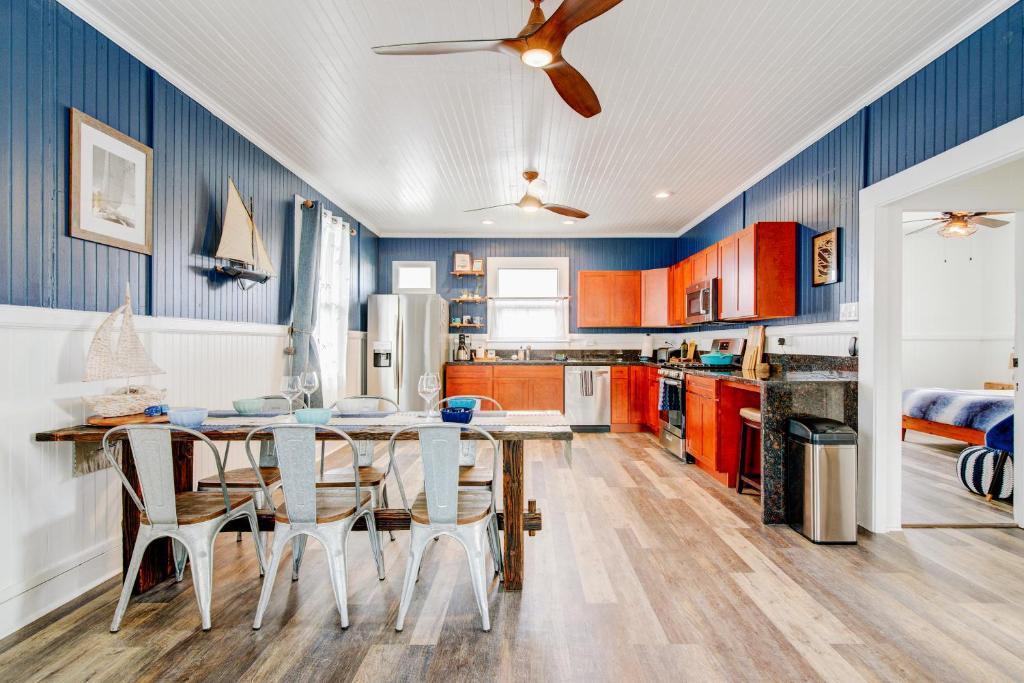 希洛NEW Whaler Inn- Nautical Magic Hilo Downtown的厨房拥有蓝色的墙壁,配有桌椅