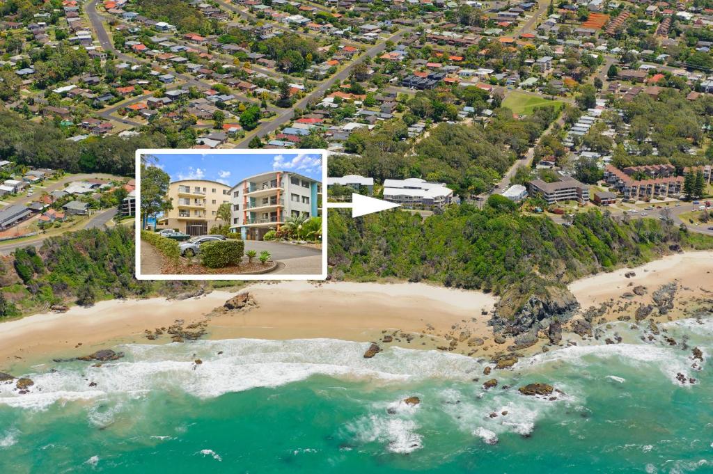 麦夸里港Beach Resort Apartment的享有海滩空中美景的公寓
